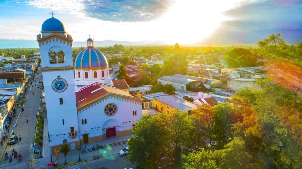 Vista aérea de la iglesia principal de Monteros bajo la luz del atardecer