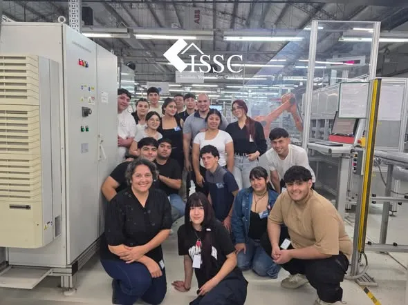 Grupo de estudiantes durante el recorrido por las instalaciones industriales de ABB
