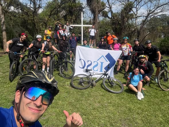 Estudiantes reunidos con bicicletas durante la jornada en Ibatín