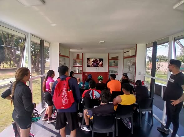 Estudiantes en una instancia de aprendizaje dentro del Museo Arqueológico Ibatín