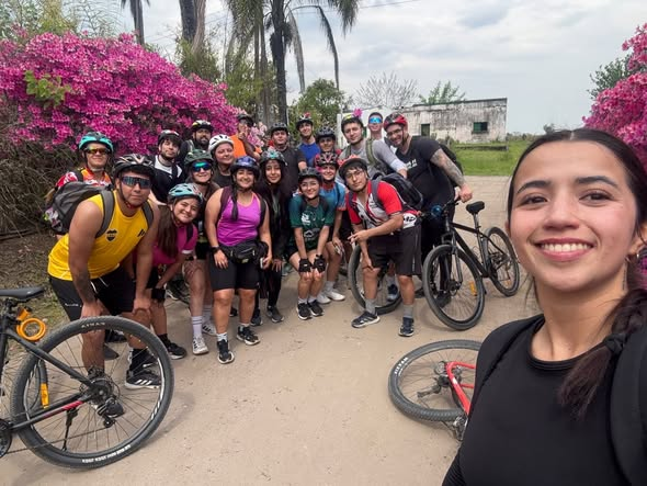 Grupo de estudiantes durante el recorrido de cicloturismo