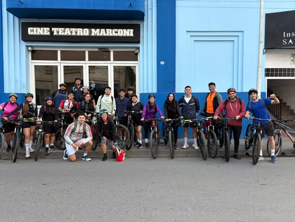 Estudiantes del Profesorado en Educación Física listos para iniciar el recorrido en bicicleta